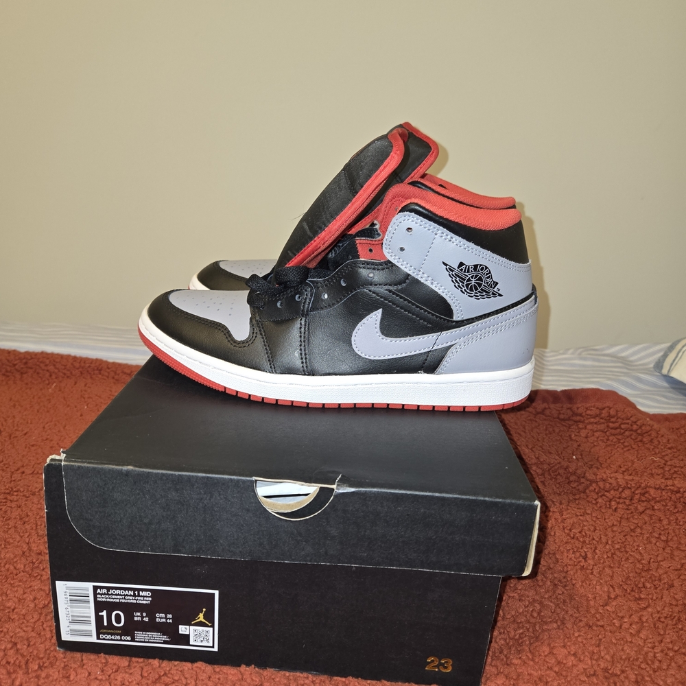 Jordan 1 Mid "Bred Shadow" Black and Gray Sneakers